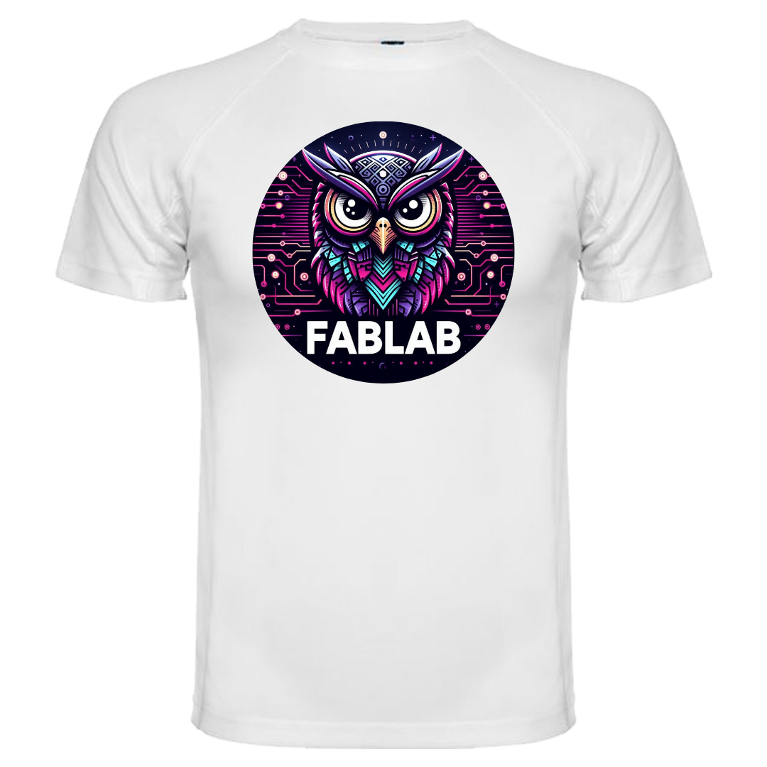 camiseta blanca sublimada con un logo